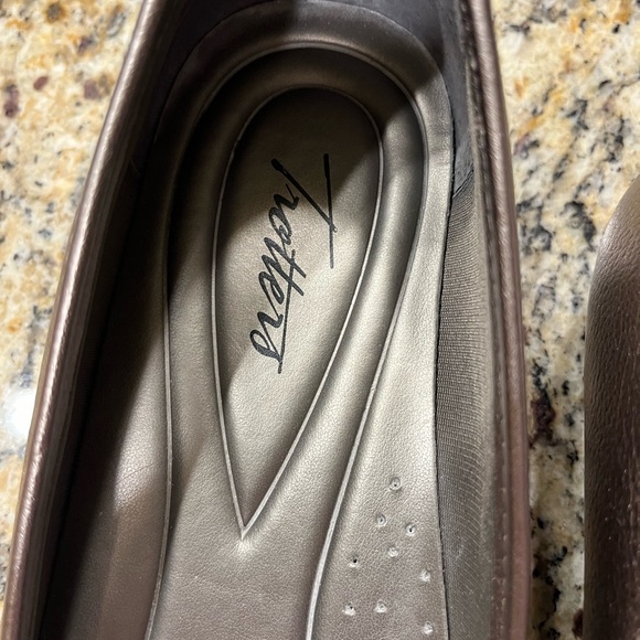 Trotters Metallic Sizzle Signature Ballet Flat, size 11N - Picture 4 of 8